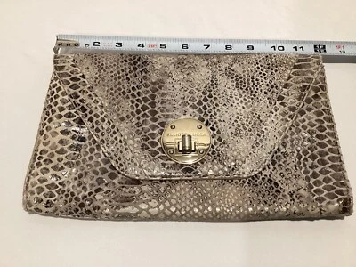 Bolso de mano Elliott Lucca. Patrón de piel de serpiente de cuero. 12”w X 7”h Foto 1 de 4