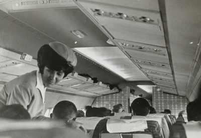 Foto de azafata de American Airlines vintage cabina interior años 60 Foto 1 de 4