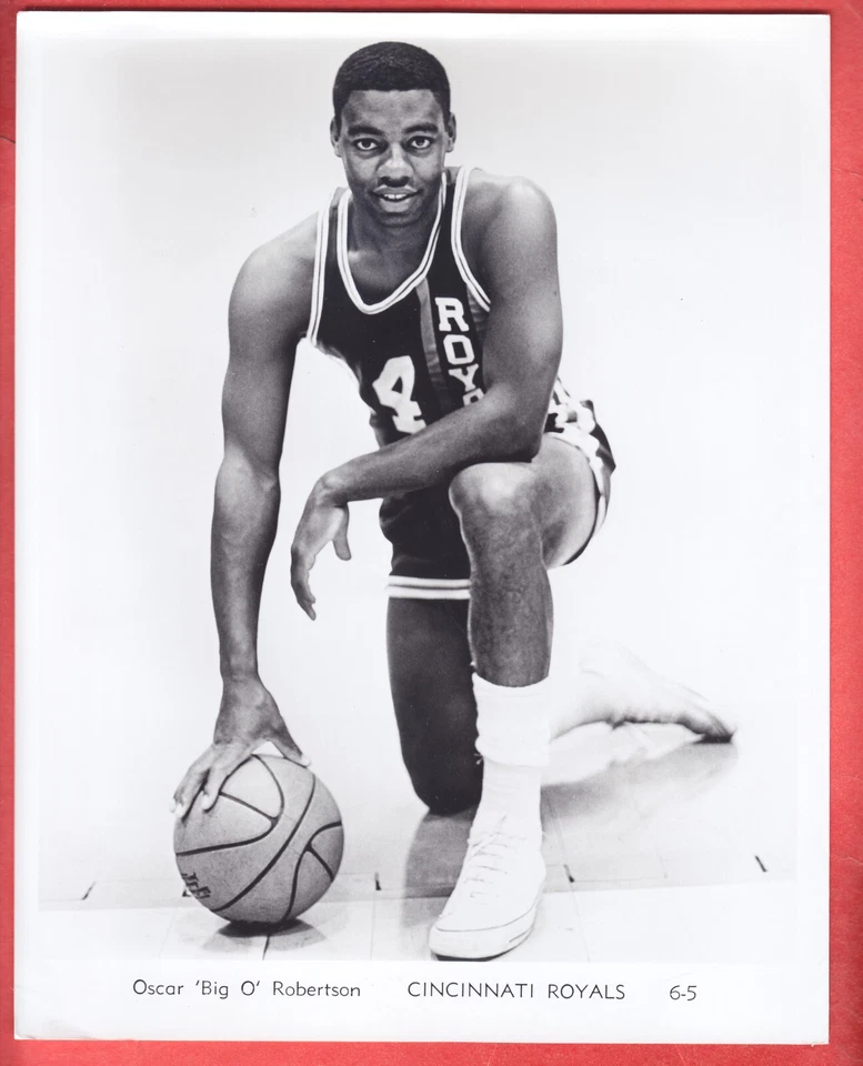 1968   CINCINNATI ROYALS   TEAM ISSUE   GLOSSY    8 x 10    OSCAR ROBERTSON - Image 1 of 1