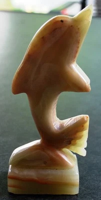 Delphin aus Marmor, 15 cm hoch, 3,5 cm breit und 6,2 cm tief - Bild 1 von 3