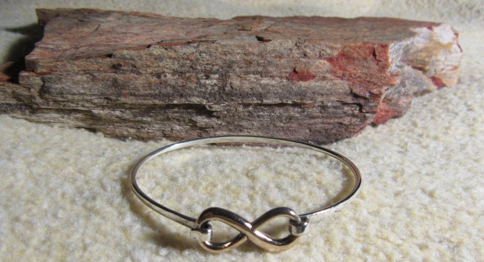 Brazalete James Avery Retirado Infinito Gancho Oro Amarillo 14k y Esterlina Foto 1 de 4