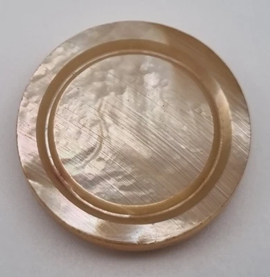 Cremefarbener Perlmutt Natur-Ösen-Knopf 23 mm Graviert / MOP Button Bouton D5 - Bild 1 von 2