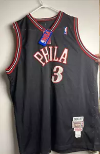 Camiseta deportiva negra autografiada/firmada de ALLEN IVERSON Philadelphia Mitchell & Ness C7 - Imagen 1 de 12