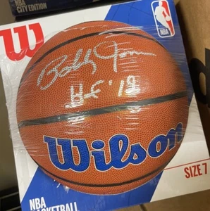 BOBBY JONES #24 SIGNED Wilson BASKETBALL Philadelphia 76ers HOF Beckett COA RARE - Picture 1 of 2