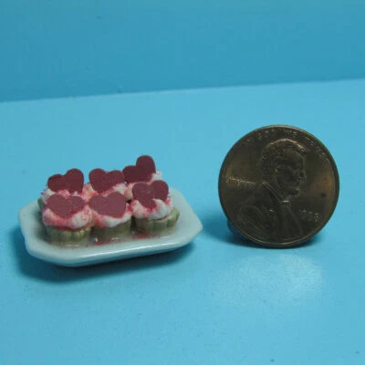 Cupcakes miniatura de San Valentín para casa de muñecas con corazones en bandeja RND45 Foto 1 de 2