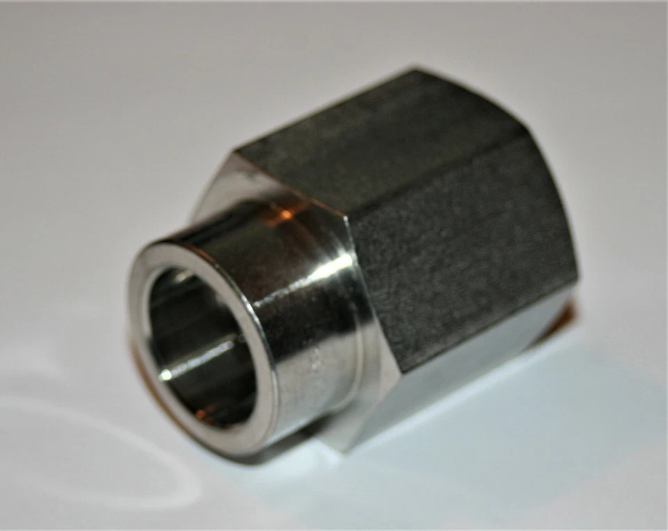 1" OD Weld x 3/4" FNPT 316ss Connector Fitting Swagelok  - Image 1 of 4