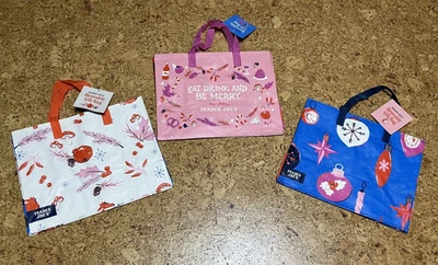 Juego de 3 Bolsas de Regalo TRADER JOE'S Reutilizables TEMA DE VACACIONES BLANCO/ROSA/AZUL NUEVO con Etiqueta Foto 1 de 4