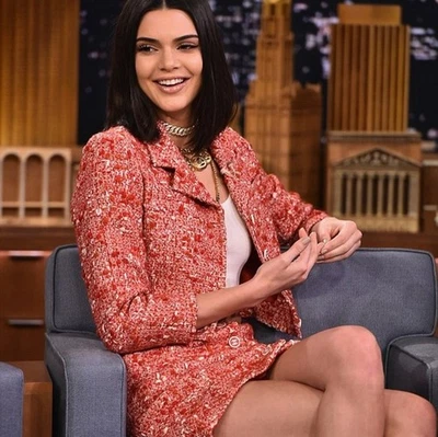 Chanel Vintage Wanted Runway Boucle Tweed Chaqueta Corta y Falda 36 Foto 1 de 4