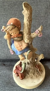 Estatuilla Hummel de colección ~ Niña y perro "Fuera de peligro" ~ 6 1/2 pulgadas de alto - Imagen 1 de 6