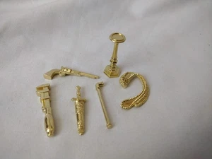 Cluedo - Set of 6 Weapons gold metal - Genuine Spare Parts - Picture 1 of 1