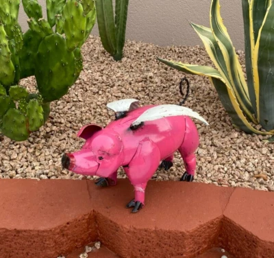 Cerdo volador de metal con alas arte de patio decoración de jardín Foto 1 de 2