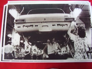 1963 PLYMOUTH  VALIANT ON ASSEMBLY LINE 11 X 17  PHOTO   PICTURE - Bild 1 von 1