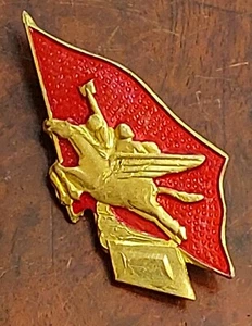 NORTH KOREA SOCIALISTIC PIN BADGE DPRK DEMOCRATIC PEOPLE'S REPUBLIC OF KOREA - Picture 1 of 3