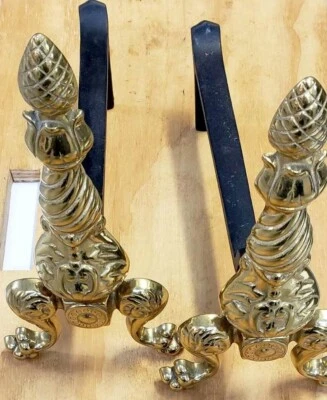 JUEGO DE HIERRO FUNDIDO DE LATÓN RETIRADO VIRGINIA METALCRAFTERS | ANDIRONS ✪NUEVO✪ 1029 RARO EE. UU. Foto 1 de 4