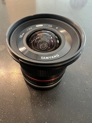 Lente ultra gran angular manual Samyang 12 mm f/2 para montura Sony E Foto 1 de 4