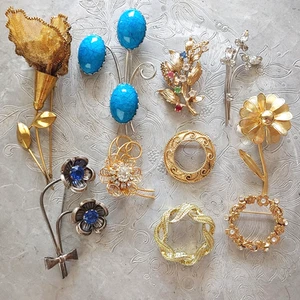 Vintage 9 Brooch Pin Lot Flowers Floral Sprays Wreaths 1 1928 Brand - Picture 1 of 4