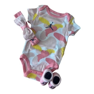 Baby Strampler Jordan Nike 6-12 Monate Mütze Socken Unisex - Bild 1 von 2