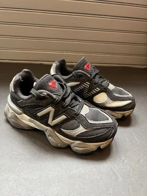 Talla 13 Niños Pequeños - New Balance 9060 - Negro / Castlerock - PC9060BK Foto 1 de 4