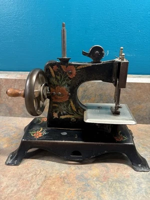 Antigua máquina de coser alemana de juguete para niños miniatura ~ manivela ~ estuche floral Foto 1 de 4