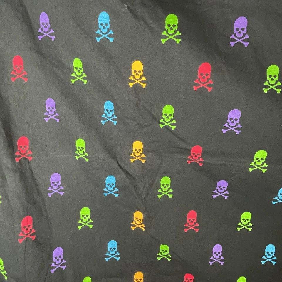 Tela Halloween Calavera Huesos Cruzados Negro Brilla en la Oscuridad Pieza Sin Cortar 57” X 60” Foto 1 de 4