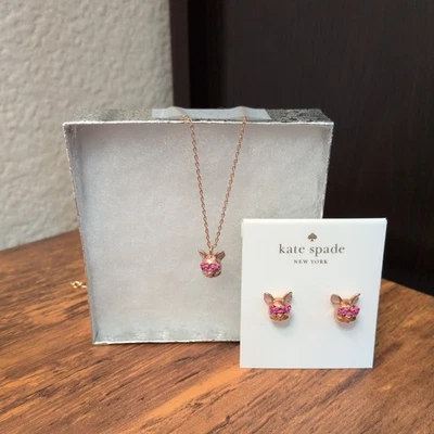 NUEVO CON ETIQUETAS Kate Spade Francois Bulldog Francés Juego de aretes y collar de oro rosa Foto 1 de 4