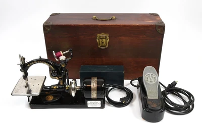 Antigua máquina de coser automática Willcox & Gibbs con estuche y accesorios Foto 1 de 4