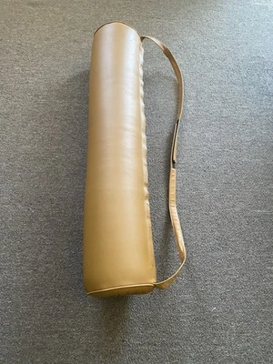 Funda y almohada acolchada de cuero sintético marrón tostado/rollo de yoga plisado pintuck 38x8 Foto 1 de 4