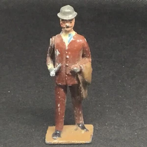 Hombre de pie británico con chaqueta y pipa (DB 82) base fechada - Imagen 1 de 6