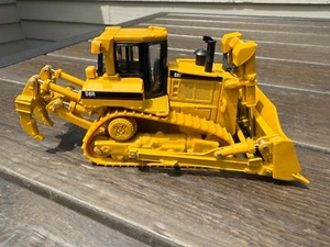 NORSCOTT CAT D8R TRACK-TYPE TRACTOR 1:50 SCALE BY - Picture 1 of 7
