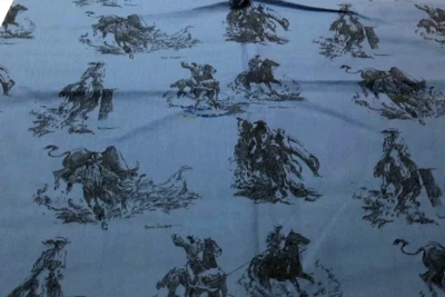 1 Yd Riley Blake Designs Vaqueros Caballos C10130 Hugh Cabot Azul Negro Algodón Fab Foto 1 de 4