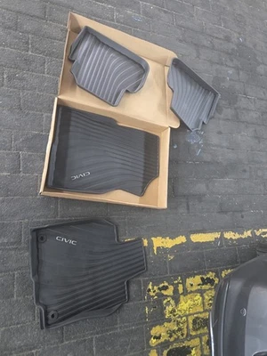 Juego de alfombrillas guardabarros delanteras y traseras para todo tipo de clima Honda Civic 2022-2024 OEM Foto 1 de 2
