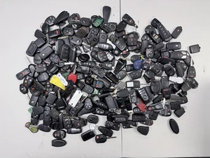 LARGE LOT OF KEY FOBS OEM AND AFTERMARKET LOT UNTESTED LARGE BOX FILLED 1828 - Picture 1 of 4