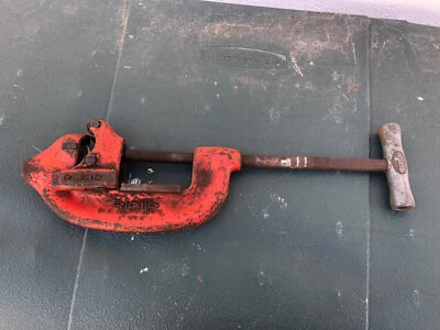 RIDGID No. 3 1" TO 3" HEAVY DUTY PIPE CUTTER Ridge Tool Co. - Image 1 of 4