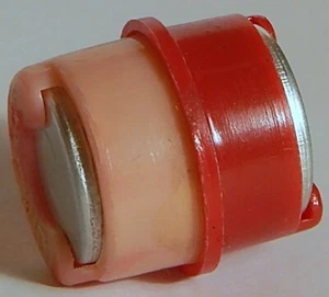 VINT PINK/RED COIN HOLDER KEY CHAIN NICKELS DIMES - Imagen 1 de 5