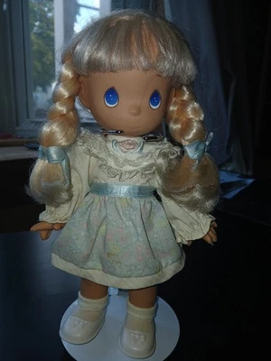 Muñeca de colección Precious Moments de 10 pulgadas con soporte 1992, trenzada Foto 1 de 4