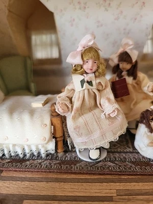 Muñeca miniatura niña media escala Maureen Thomas muñeca esculpida a mano Foto 1 de 4