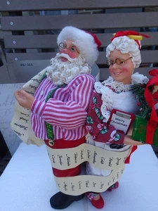 Departamento 56 Possible Dreams Clothtique Santa & Mrs Claus envuelto en su trabajo - Imagen 1 de 16