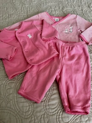 Conjunto Suéter Tejido Baby Gap Rosa Pantalones Una Pieza Camiseta Sombrero Conejito Talla 3 Mos De Colección  Foto 1 de 4
