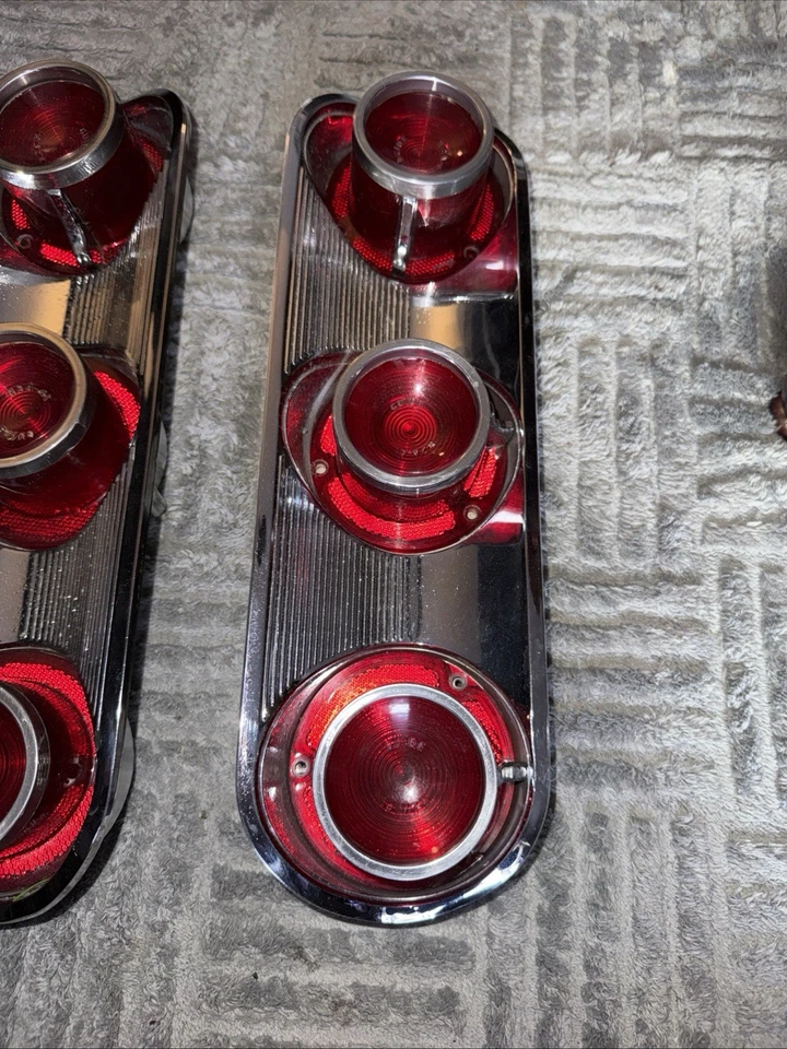 Pontiac Bonneville 1961 luces traseras R/L Foto 1 de 2