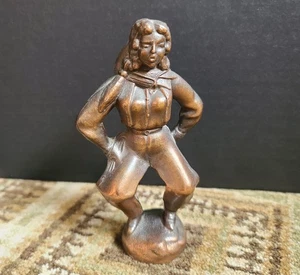 Escultura de vaquera de metal bronceado de colección de los años 50 "Sore Bottom Sally" decoración americana 5" - Imagen 1 de 9