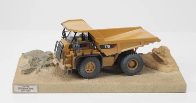 DIECAST MASTERS, Dumper CATERPILLAR 770 - Versione sporca, 1/50,  DCM85756 - Immagine 1 di 4