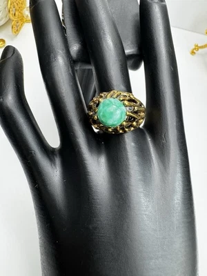 Anillo de doble banda de latón brutalista vintage con orbe de vidrio verde tamaño 8,5 Foto 1 de 4