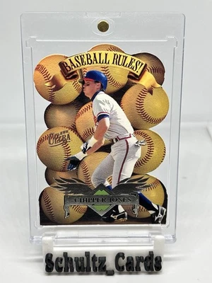 Fleer Ultra 1997 ¡Reglas de béisbol! Chipper Jones #4 Salón de la fama Foto 1 de 3