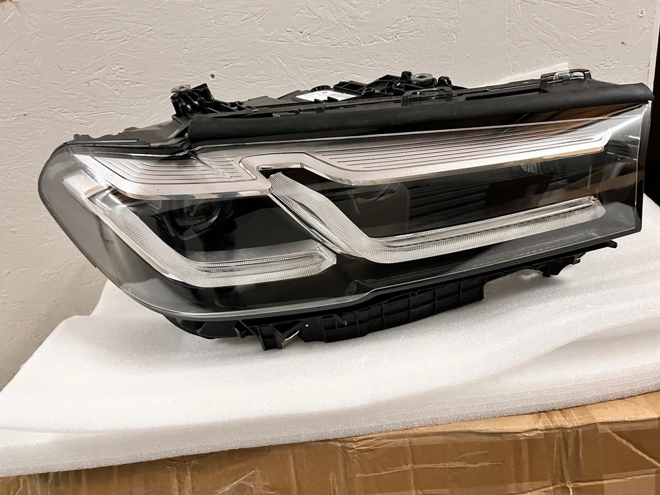 Faro derecho cromado adaptativo LED 12021-2023 BMW SERIE 5 540i 530i Foto 1 de 4