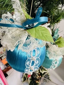 Juego De Colección De 2 Adornos De Navidad De Rosa Victoriana Con Acentos De Perlas De Imitación - Imagen 1 de 15