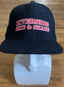 Cappello Cappello Flatbill Trucker Vintage RETRÒ Riverside Bici & Skate NERO Stretch Fit - Foto 1 di 10