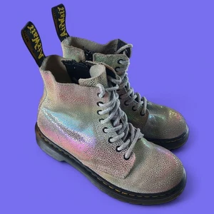 Dr Martens 1460 Pascal J Girl’s Size 1 Rainbow Shiny Scale Side Zip Boots - Afbeelding 1 van 8