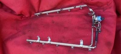 2000- 2001 Ford🇺🇸 f250  F-350 6.8L injector FUEL rail - Image 1 of 4