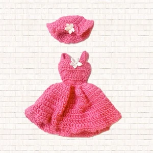 Barbie set prendisole e cappello • vestito bambola rosa caldo fatto a mano all'uncinetto usato in ottime condizioni OBO - Foto 1 di 6