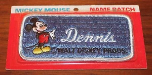 BONITO PROD VINTAGE DE WALT DISNEY. PARCHE NOMBRE MICKEY MOUSE DENNIS - Imagen 1 de 1